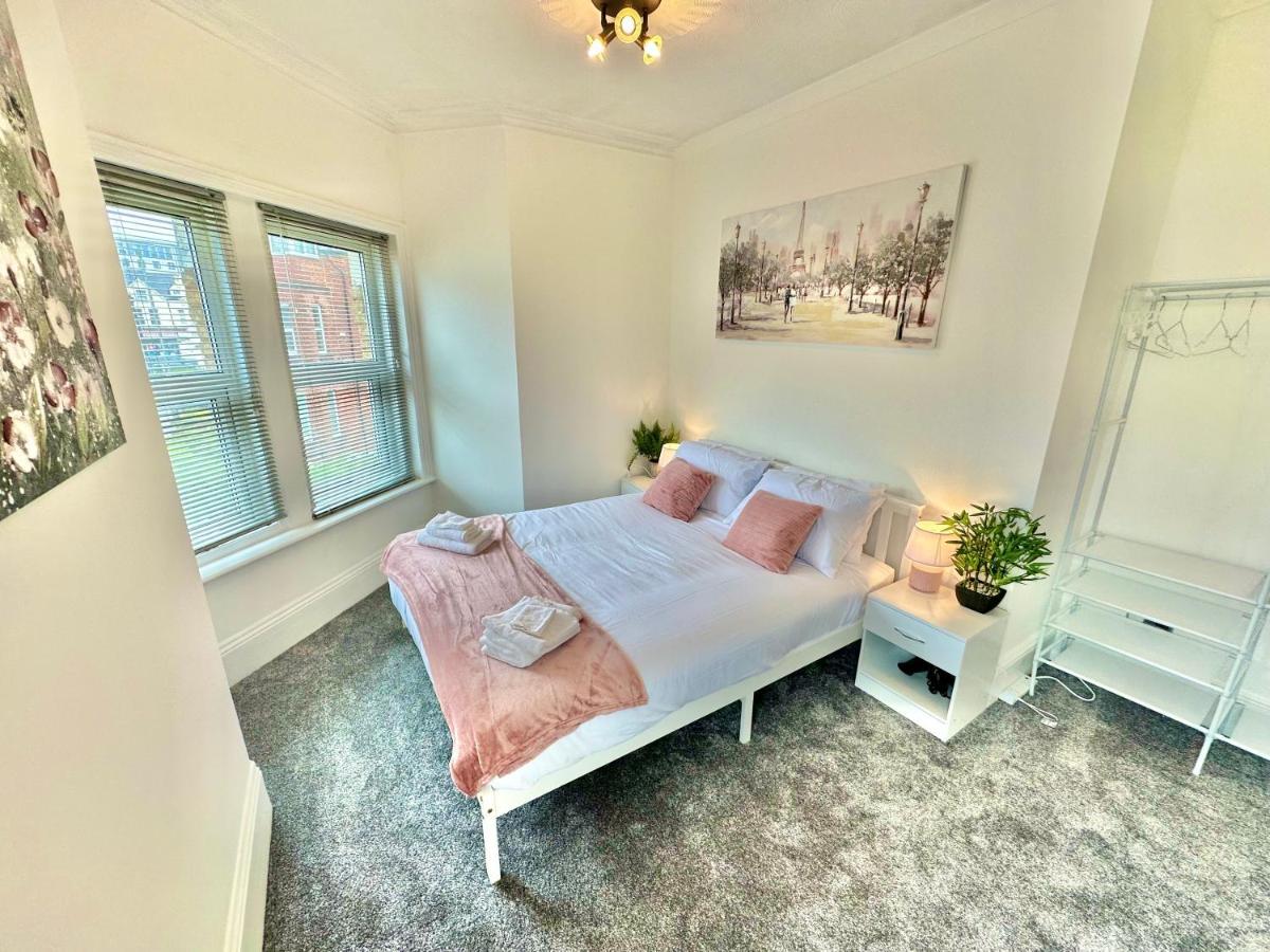 Chic Apartment In Central Bournemouth With Parking Екстериор снимка