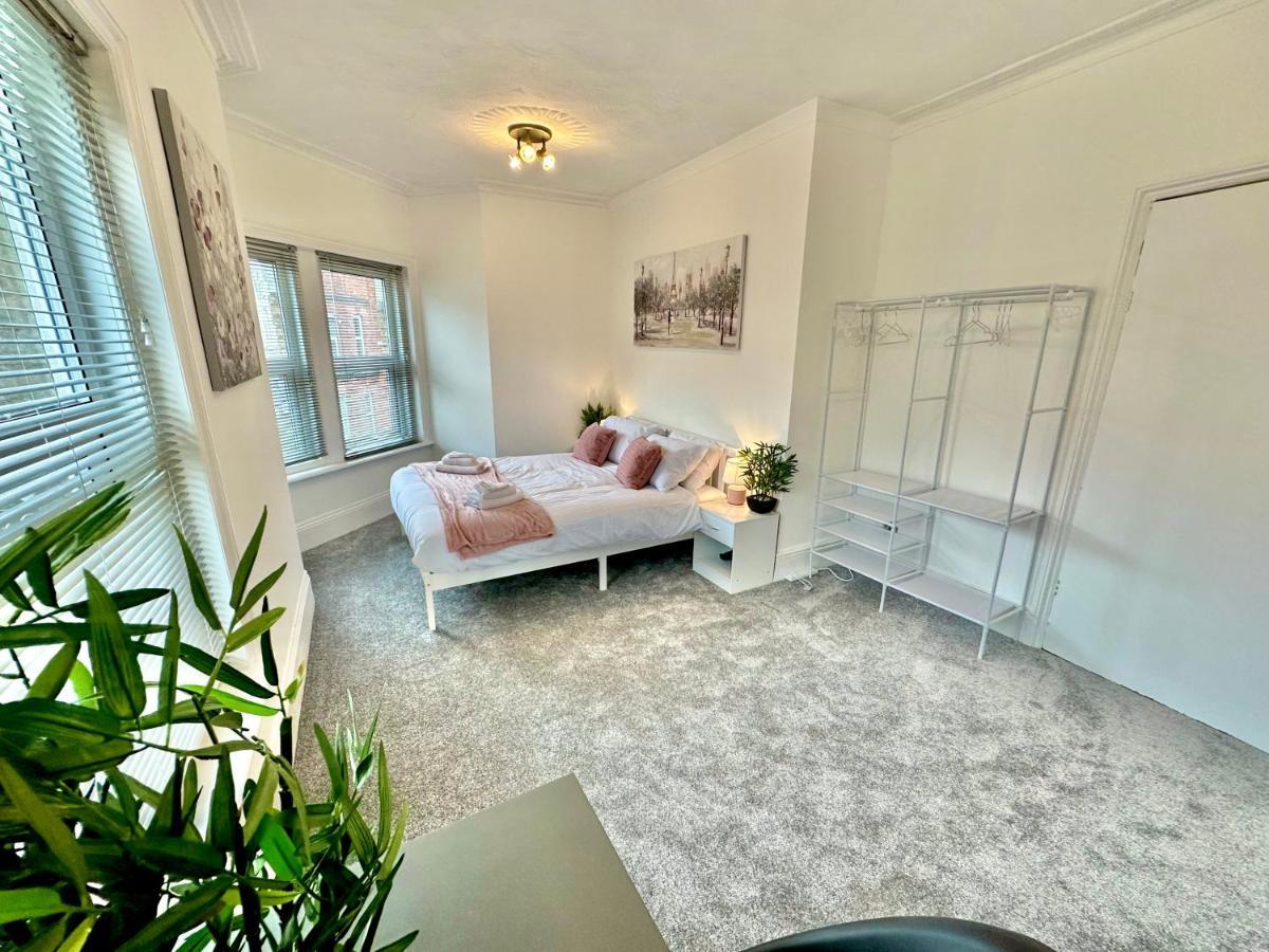 Chic Apartment In Central Bournemouth With Parking Екстериор снимка